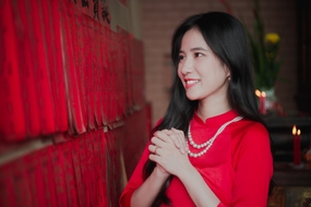 寺庙祈福的红色奥黛美女图片